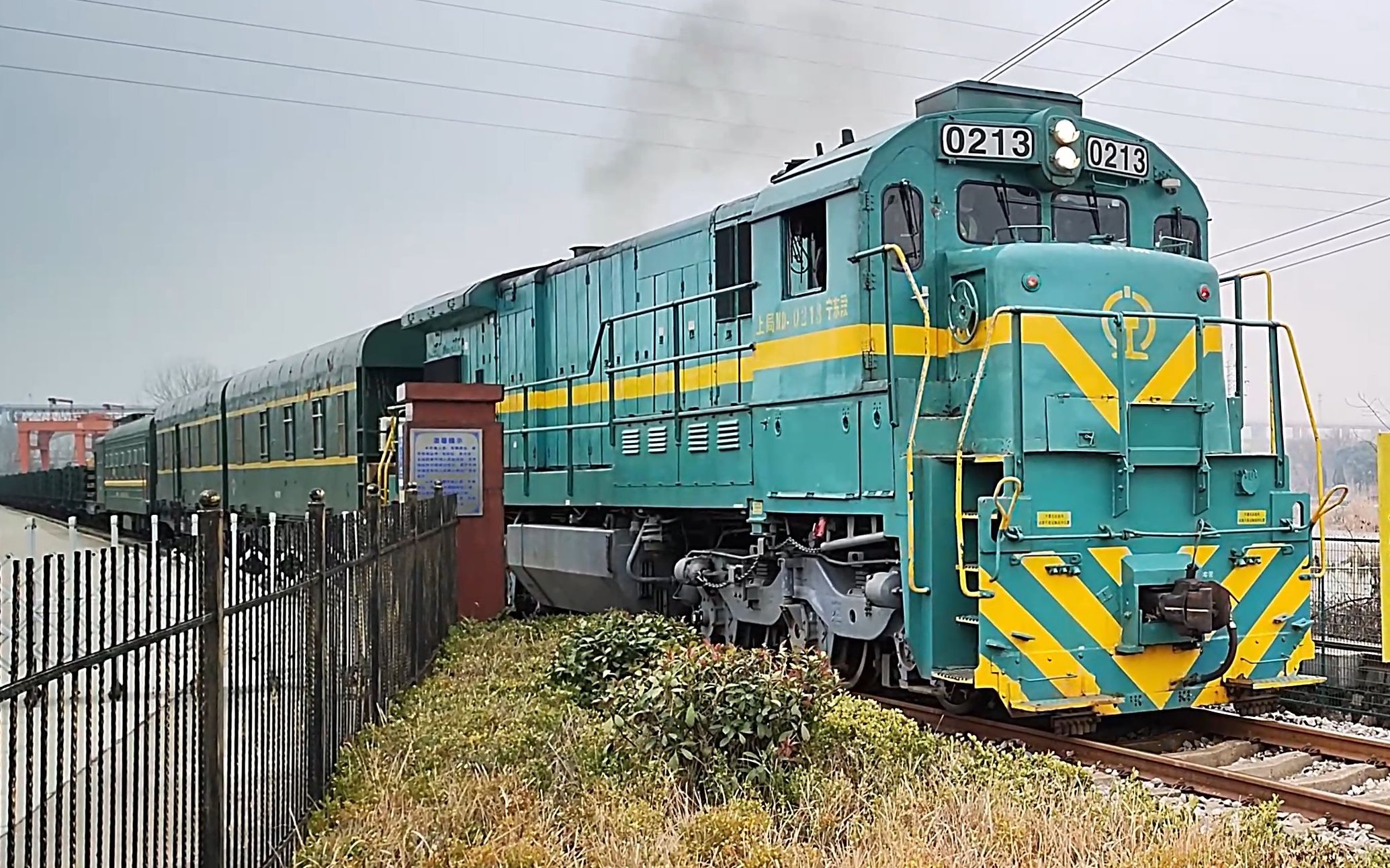 非常罕见的nd5一型牵引上局钢轨运输车驶出芜湖焊轨场进行小运转