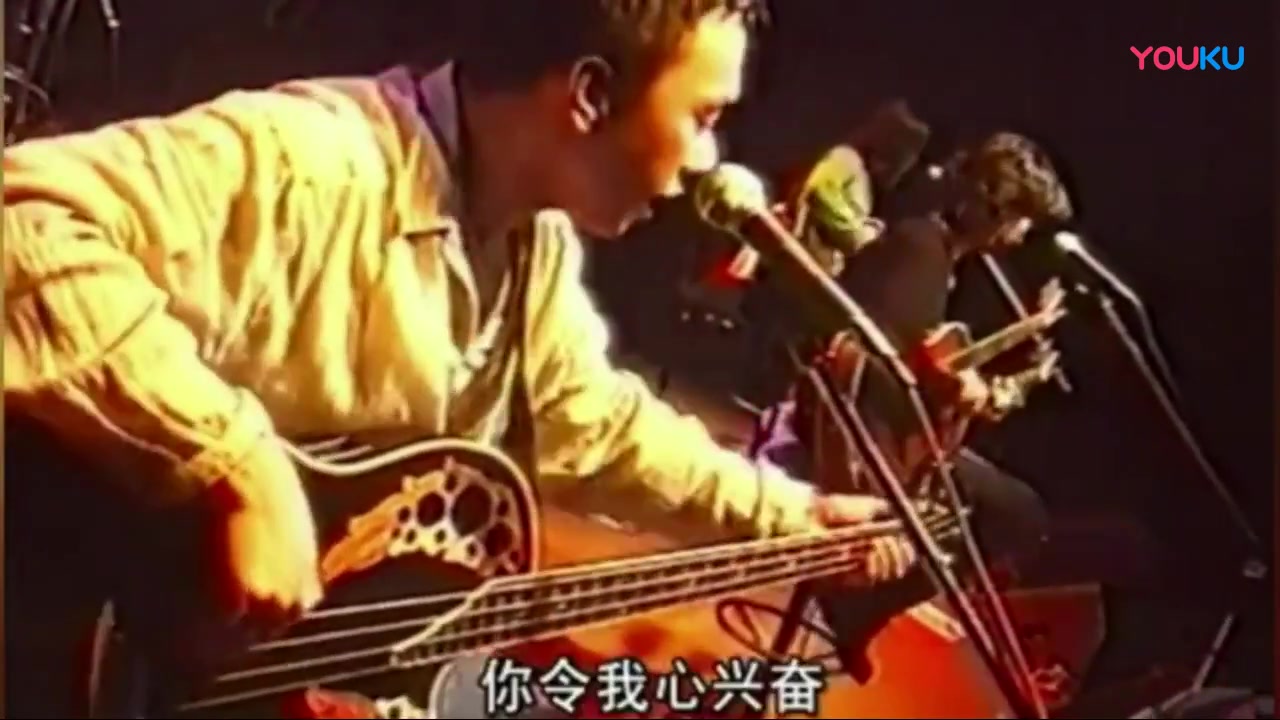 Beyond乐队1993年马来西亚Unplugged不插电演唱会黄家强演唱《完全地爱吧》现场版!哔哩哔哩bilibili