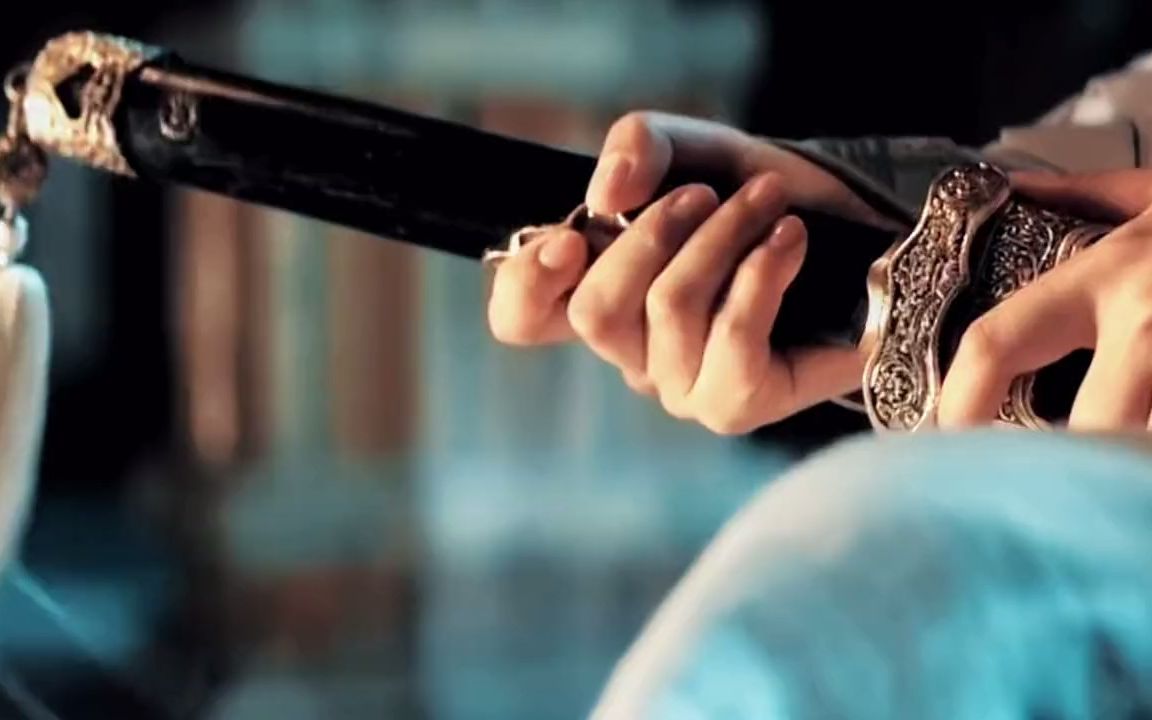 我倾家荡产才买了一把剑准备喝碗酒就上路碰巧你在邻桌笑从此心中再无