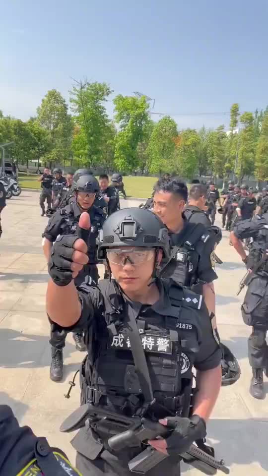 被成都特警的氛围可爱到了