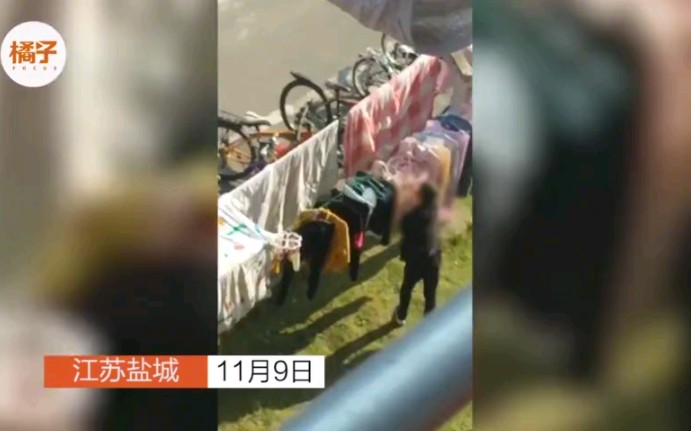 江苏一男子大白天在盐城某大学偷女学生内衣 闻完塞进衣服若无其事离去哔哩哔哩bilibili