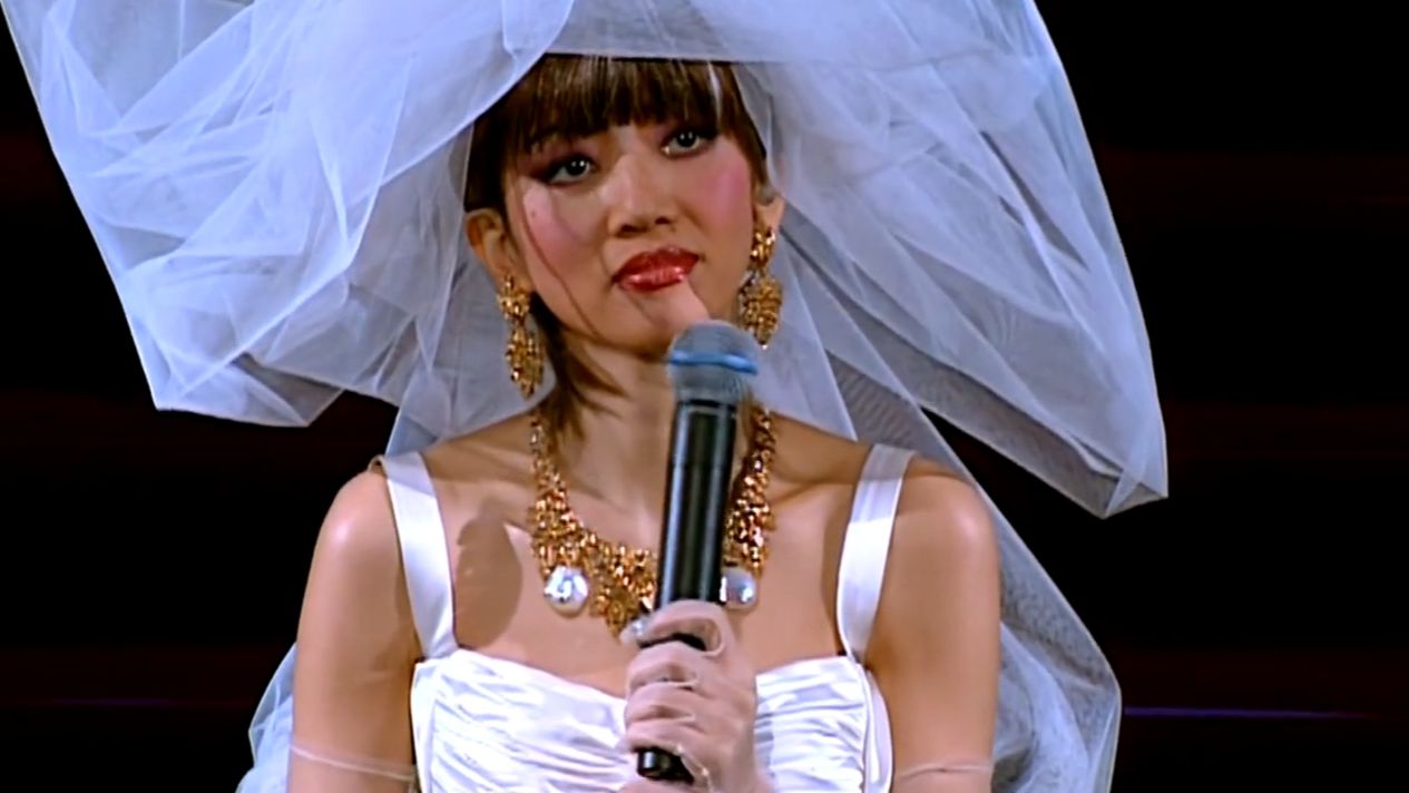 "香港女儿"梅艳芳身穿婚纱,告别演唱会让人泪目