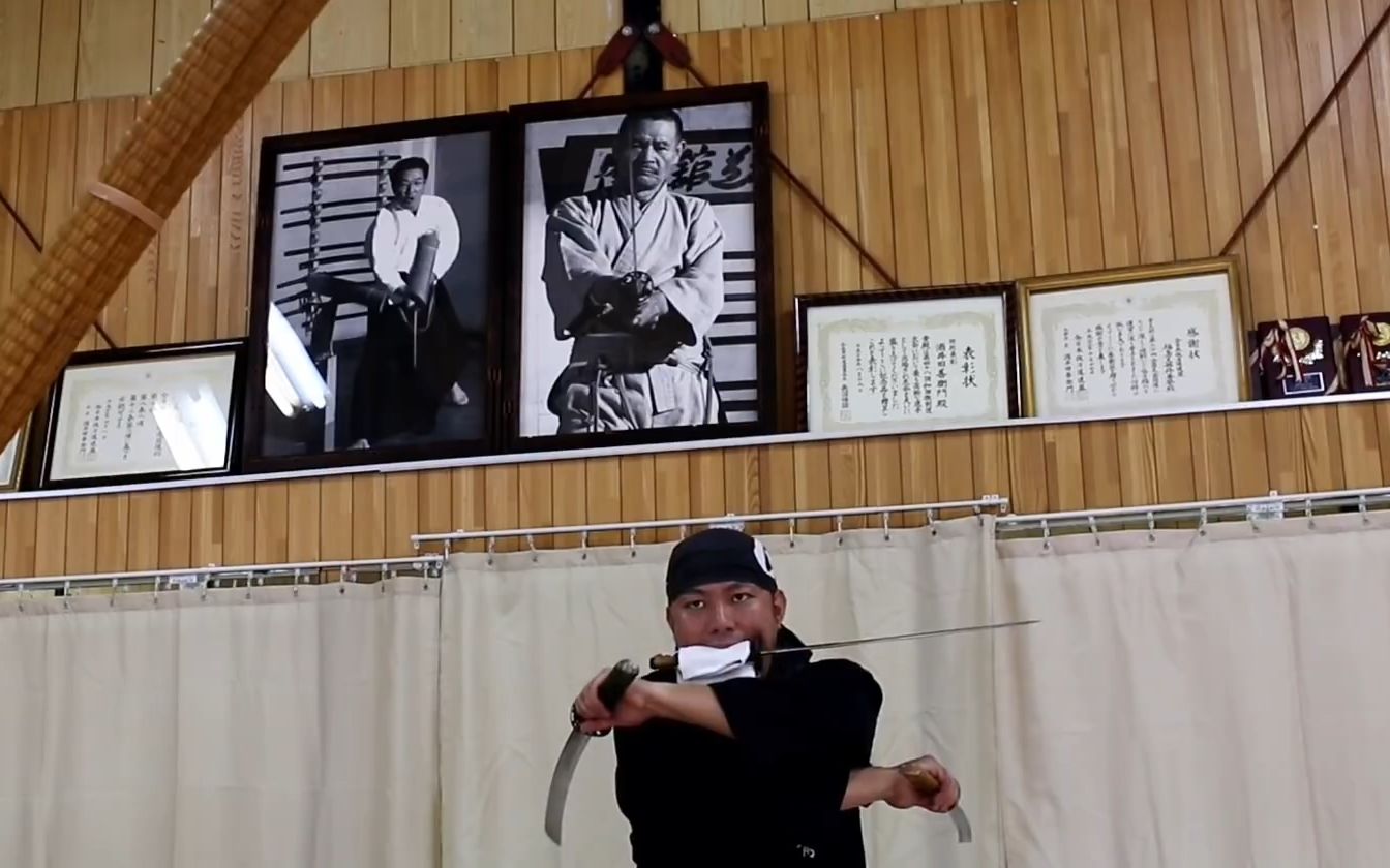 日本居合道胖大叔尝试挑战实现《海贼王》索隆三刀流剑技