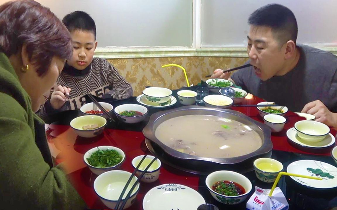 超小厨下馆子吃羊肉1斤羊肉半斤羊杂一锅汤吃肉喝汤真过瘾