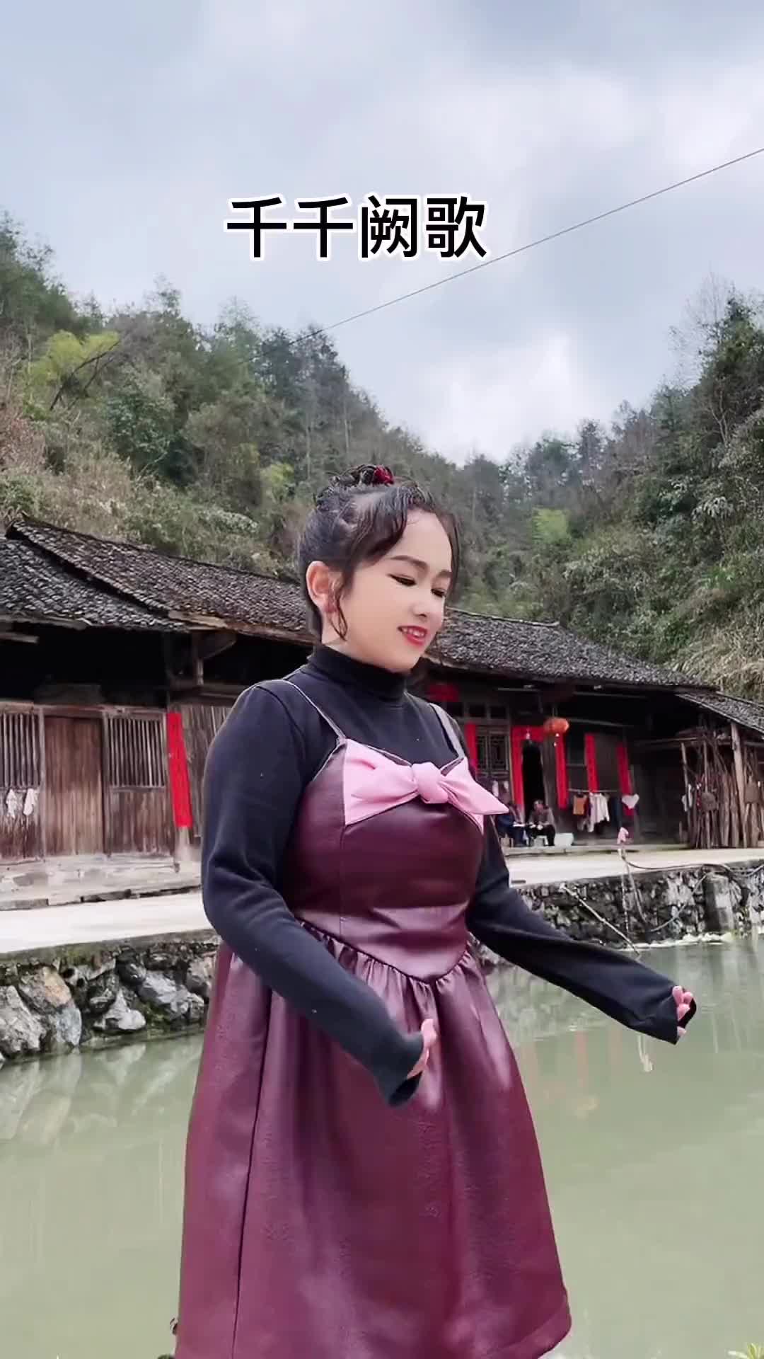 还记得最初听这首歌的心情吗dou小助手抖音小助手袖珍小辣椒创