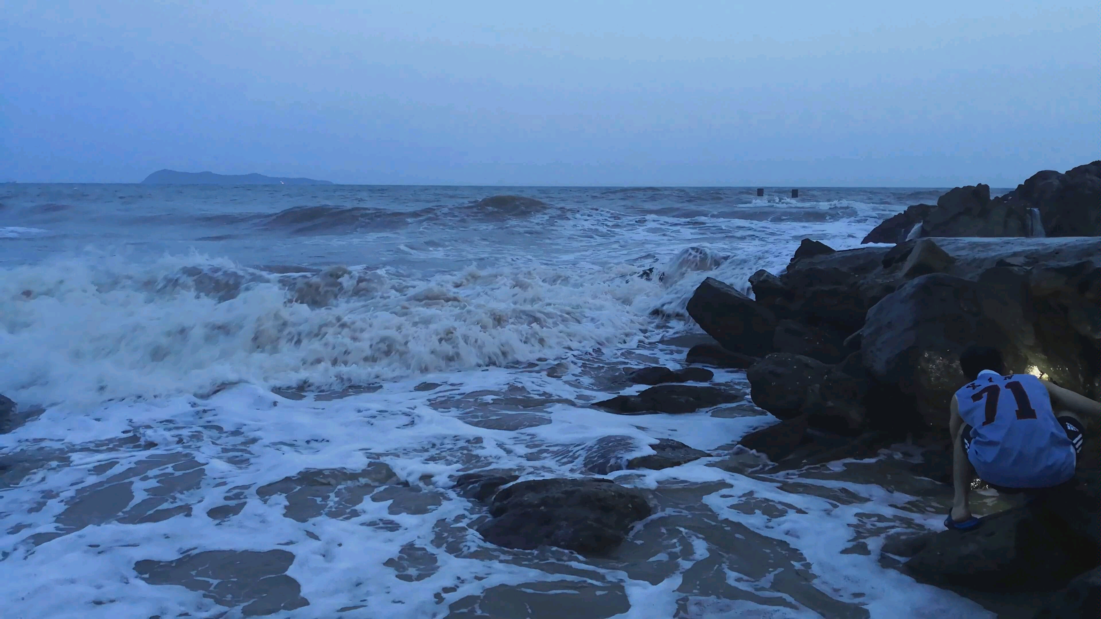 海边浪太大了,螃蟹没抓到,还差点掉海里