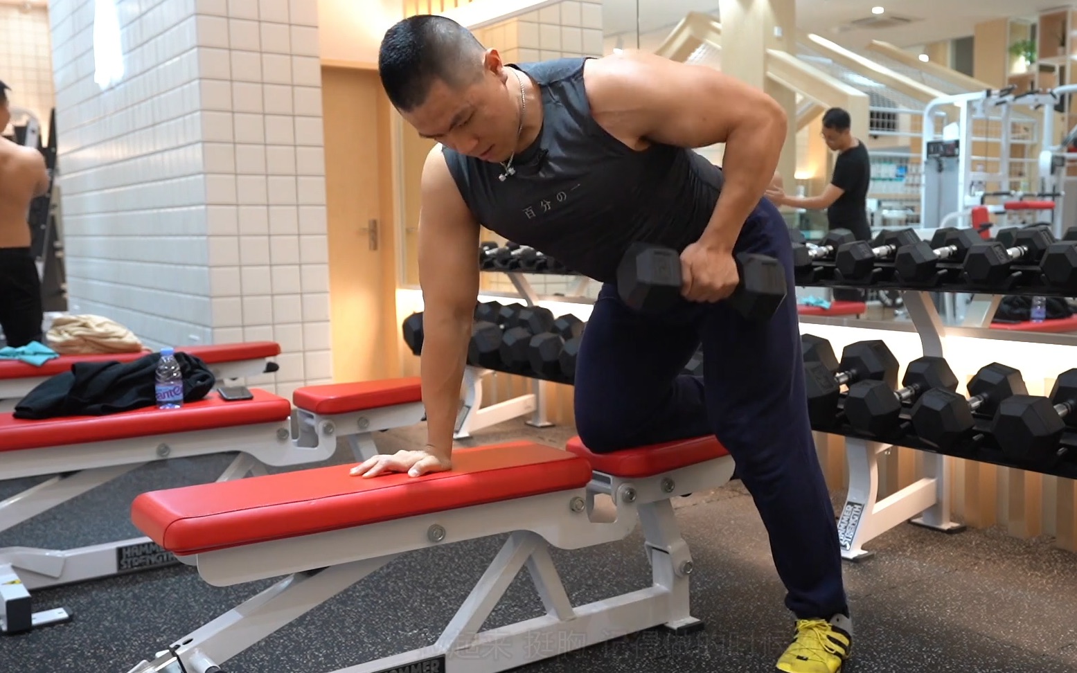 俯身单臂哑铃划船背部训练01新手教程