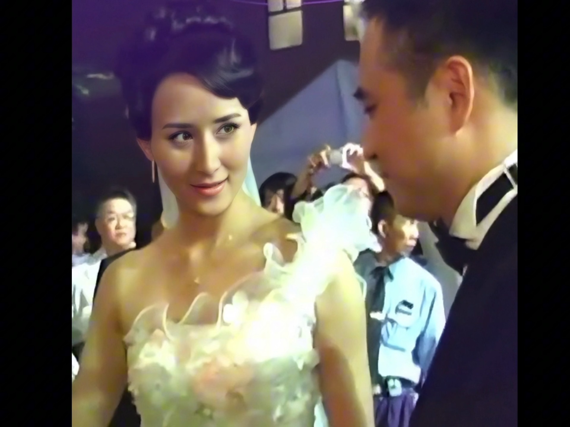 胡静结婚时伴娘是曾黎和梅婷诶胡静是真的嫁给了爱情就这么说吧就凭她