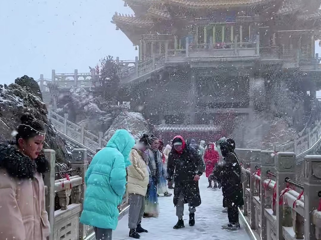 老君山迎来第一场雪哔哩哔哩bilibili