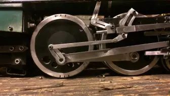 Tải video: Timing Walschaert Valve Gear on a live steam locomotive 调教蒸汽机车的控制装置（中文字幕）