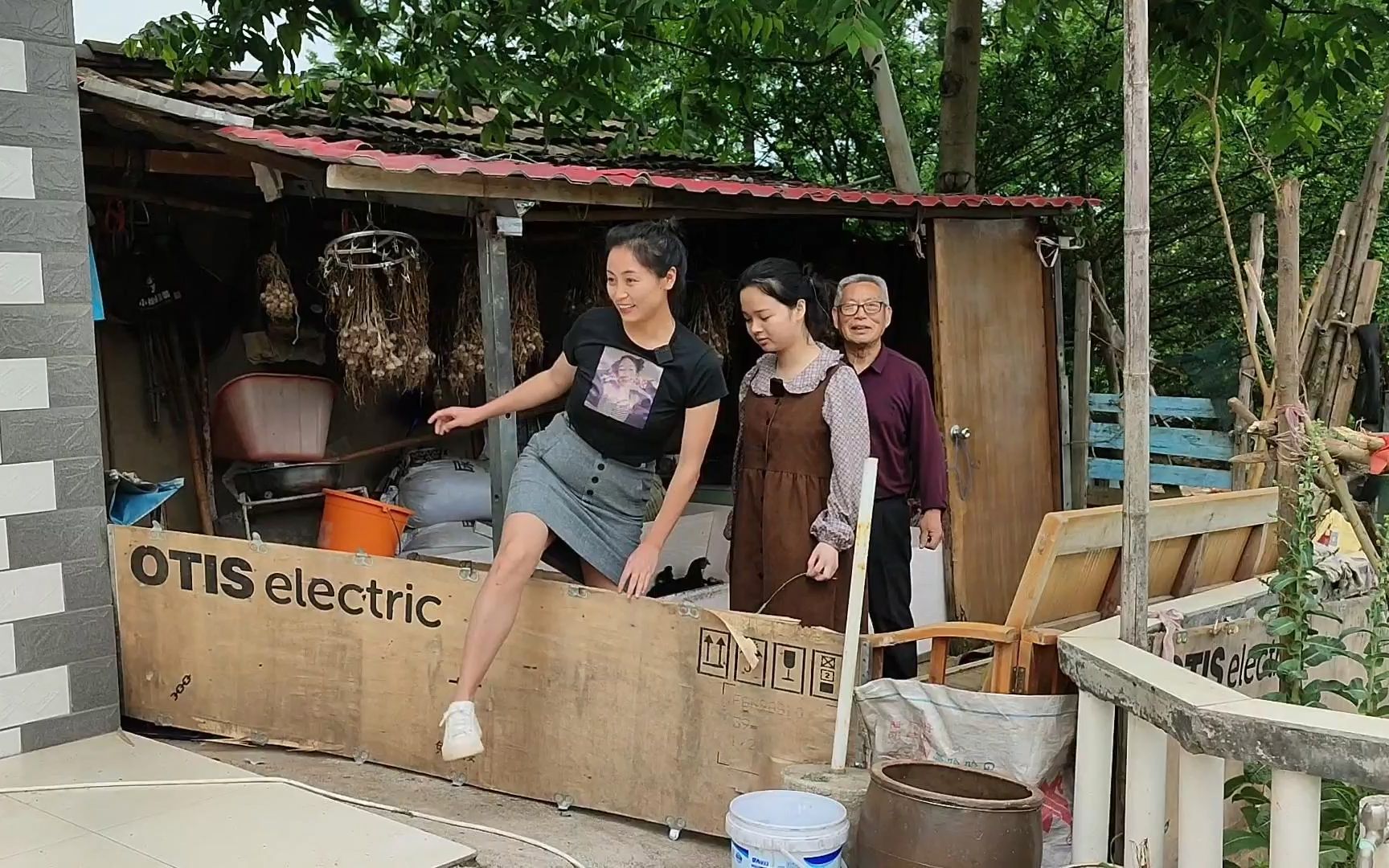 [图]守家的老爷子种菜喂鸡，当家人回来时，有菜有鸡吃真幸福