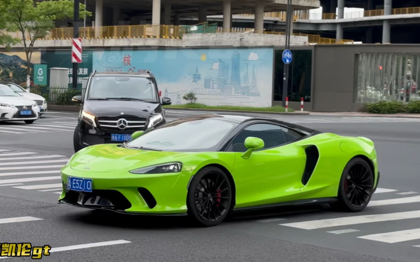 最帅飞驰,绿色的迈凯伦gt,姿态颜色拉满的ct5,牛油果绿特斯拉