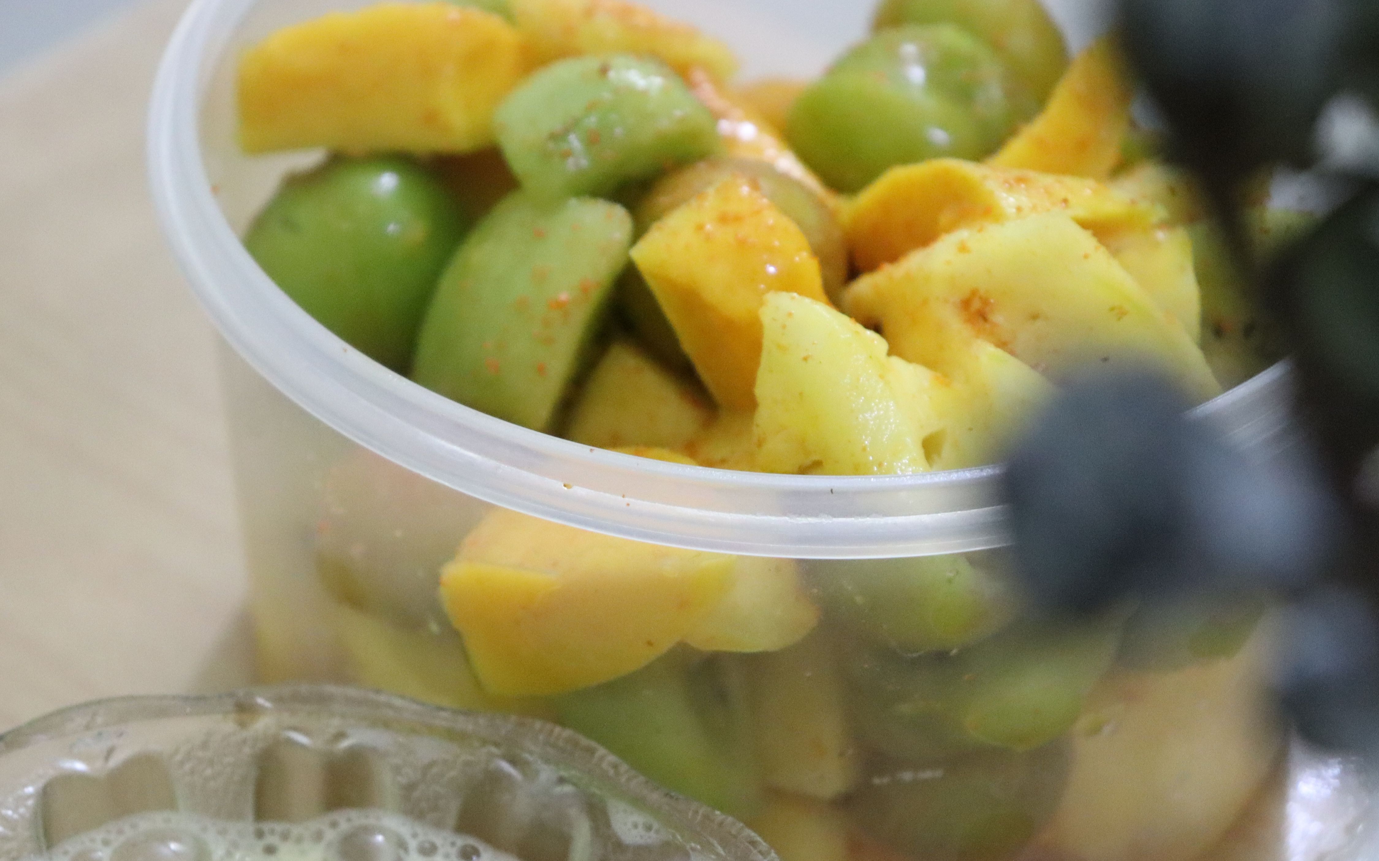 在家做广西酸嘢菠萝李子芒果猕猴桃,一个夜晚在出租屋里的仪式感