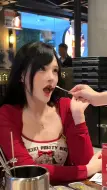 Download Video: 当我很油腻的吃朋友喂的食物～