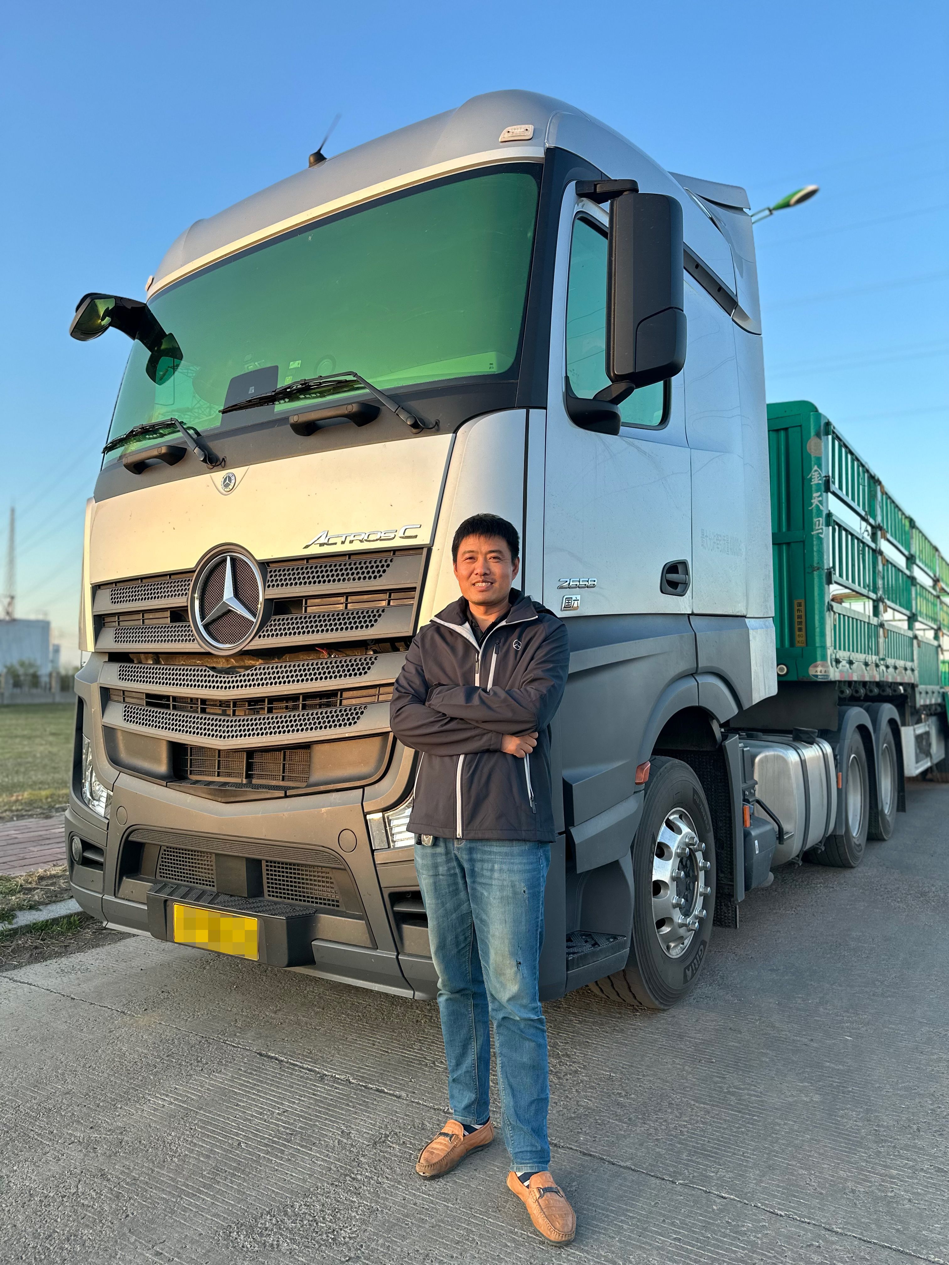 卡友跟车体验揭秘舒适运输真相!奔驰卡车内饰真有传闻那么神?