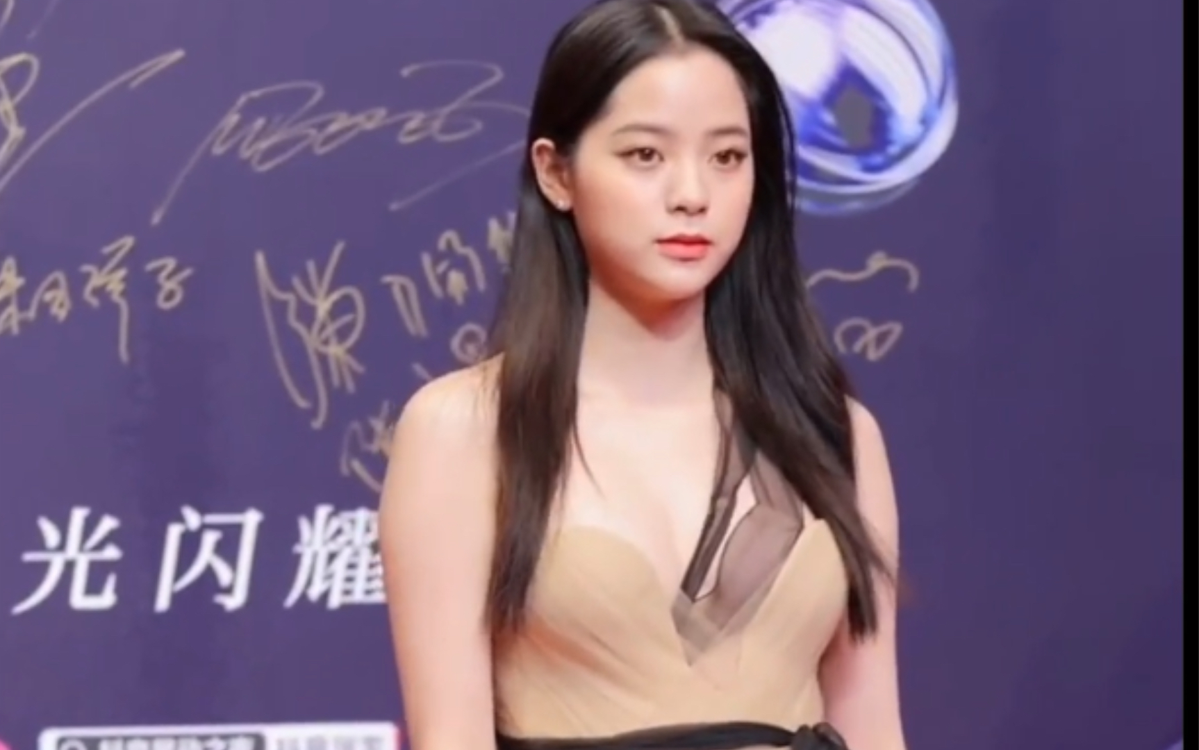 活动作品欧阳娜娜nana亮相红毯