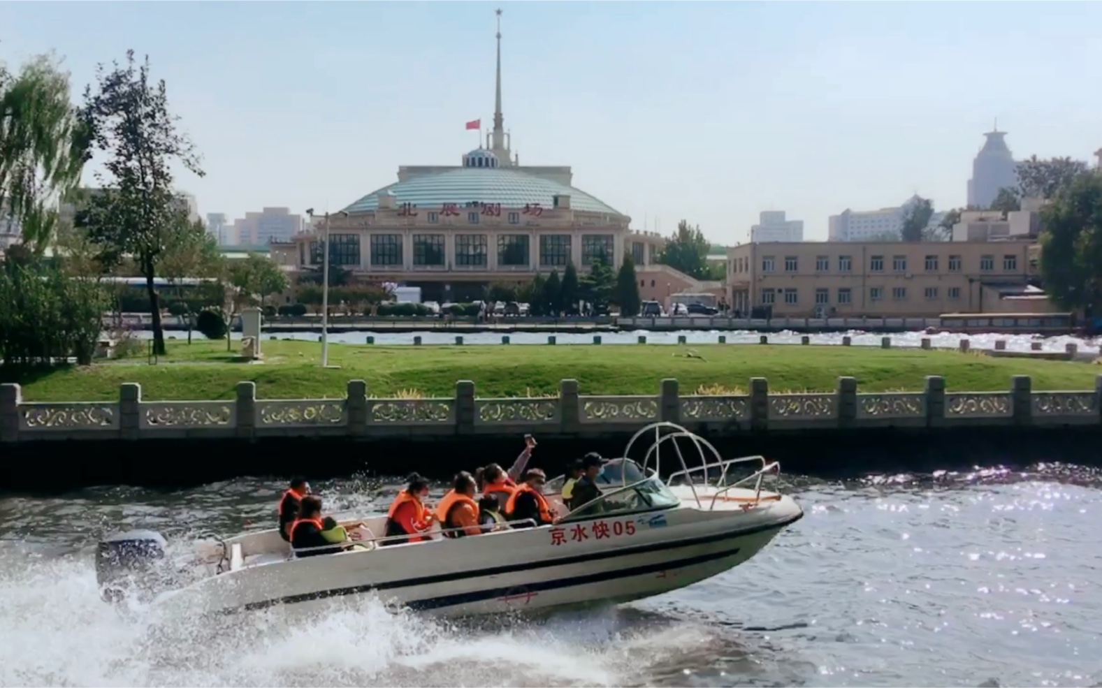 在北京动物园乘风破浪!我坐在皇家码头看刺激!