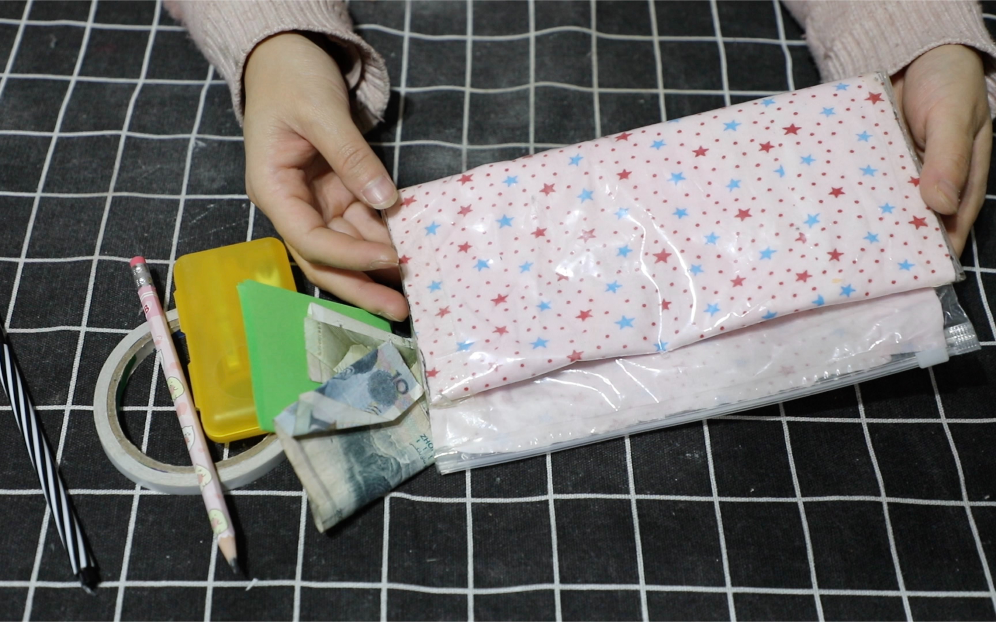 装衣服的袋子你都扔了吗?简单几步,教你改造成实用笔袋!快试试