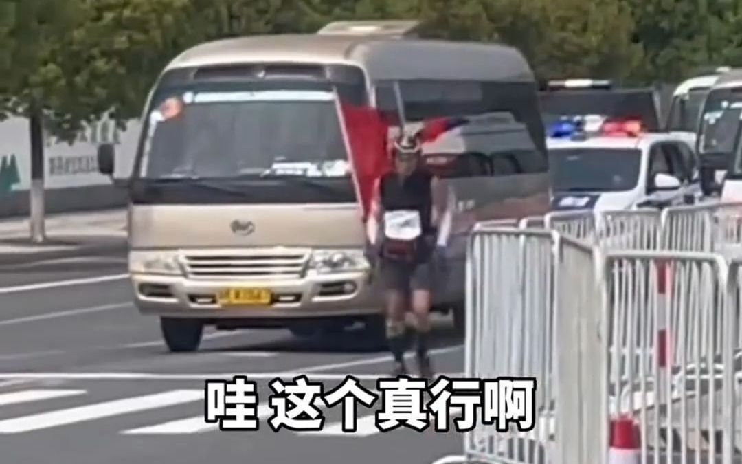 71岁老爷爷跑全程马拉松,最后一名仍坚持跑完,网友:跑出了背后有国家的感觉哔哩哔哩bilibili