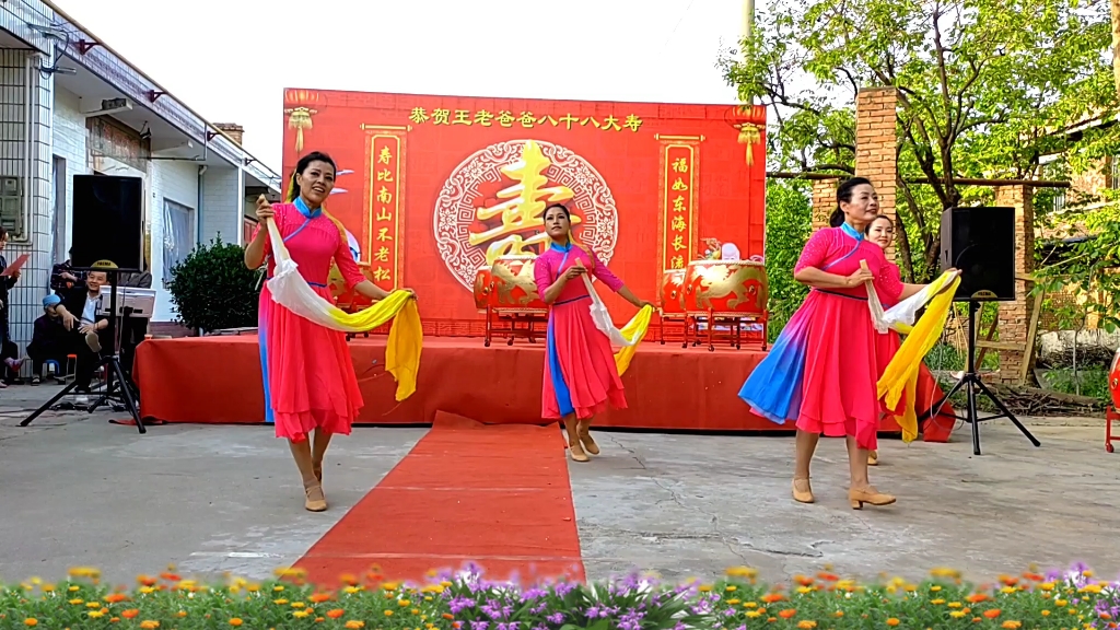 [图]优美舞蹈《黄河水从我家门前过》编排新颖，舞姿优美，百看不厌