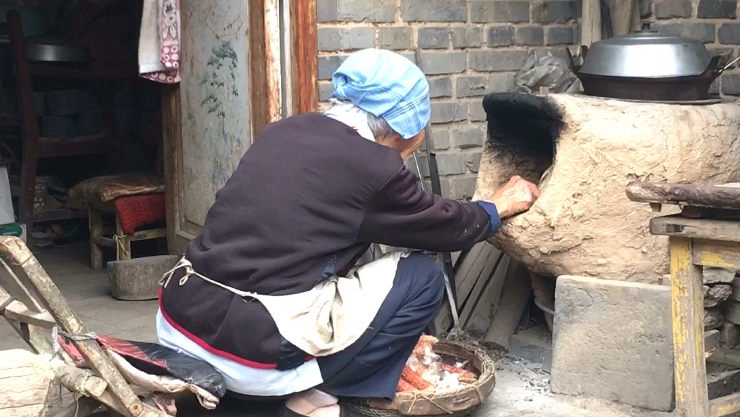 生火做饭的姥姥