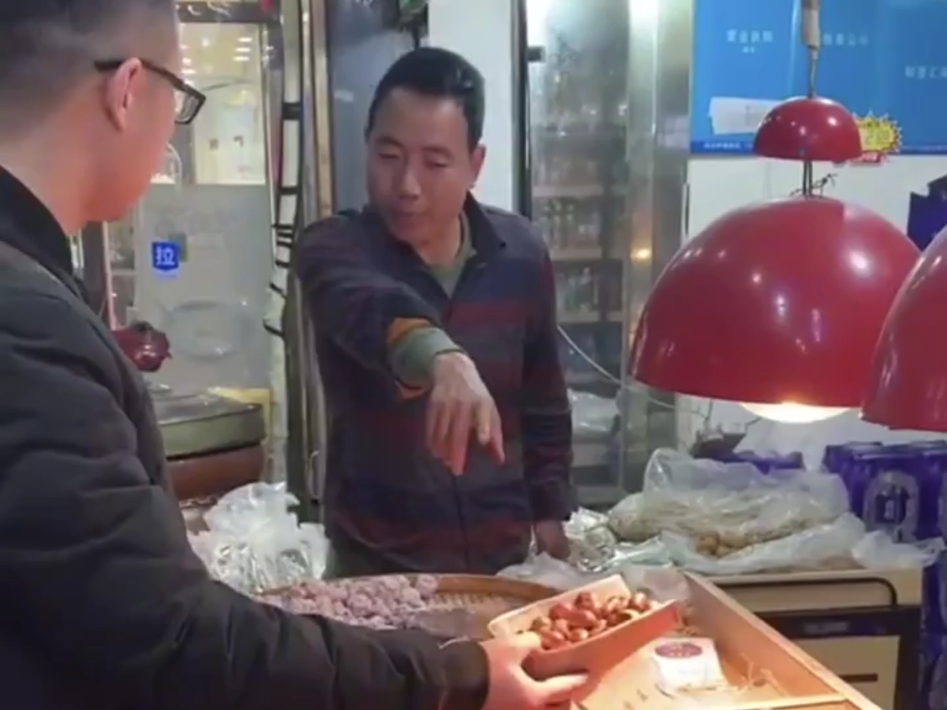 据说这家伙称了29年栗子了，说多少是多少，惊呆了！大家能给我给个小红心吗。感谢