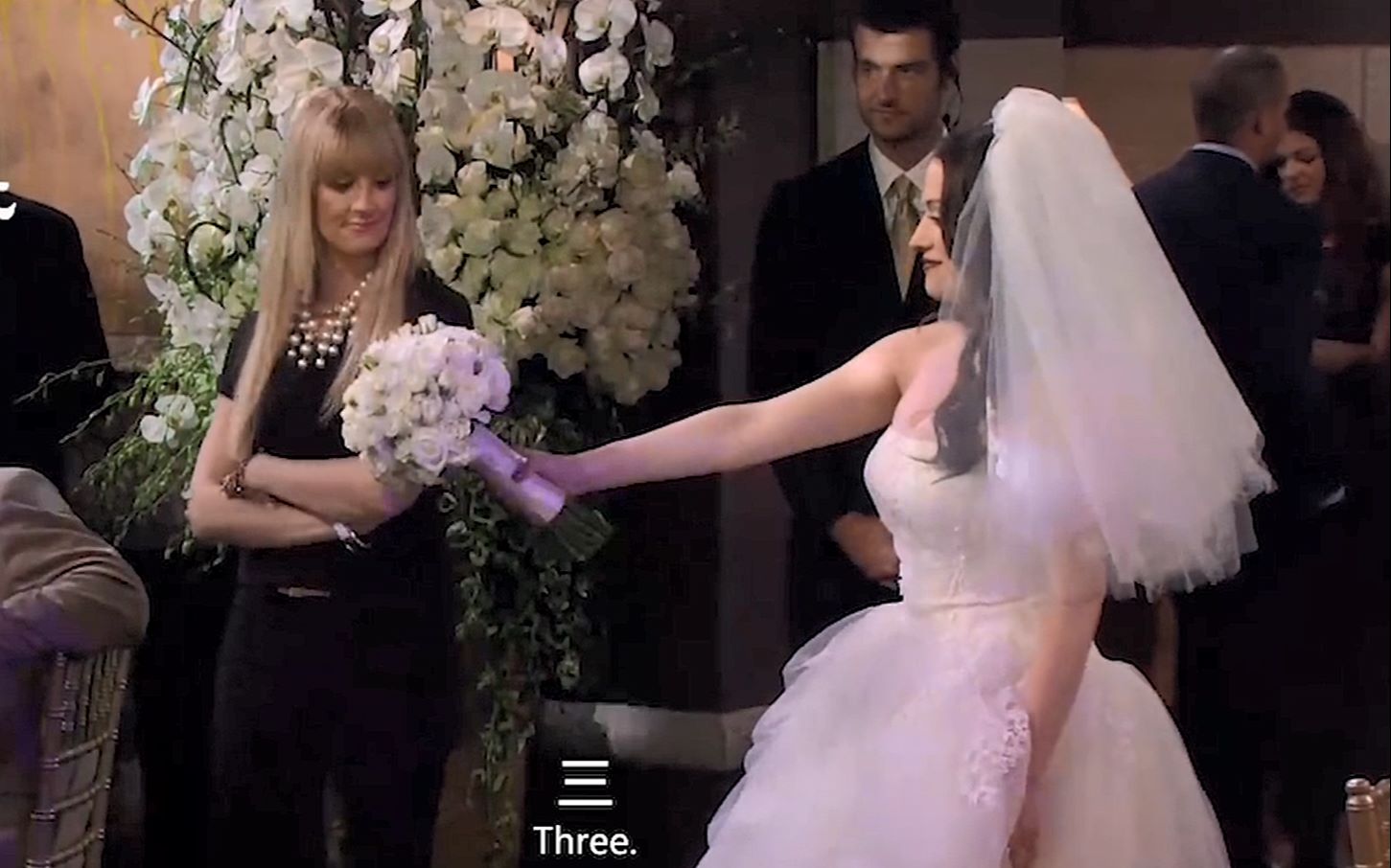 【破产姐妹】max穿婚纱好美,把捧花给呆c的那一刻好美.