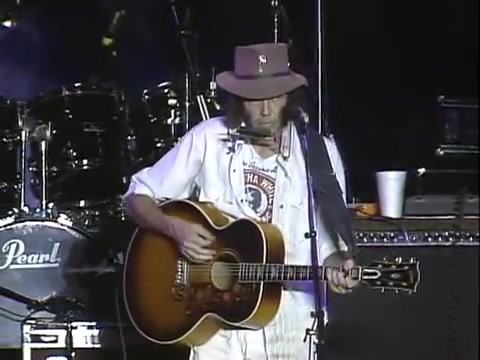 [图]Neil Young - Hey Hey, My My (Live at Farm Aid 1985)