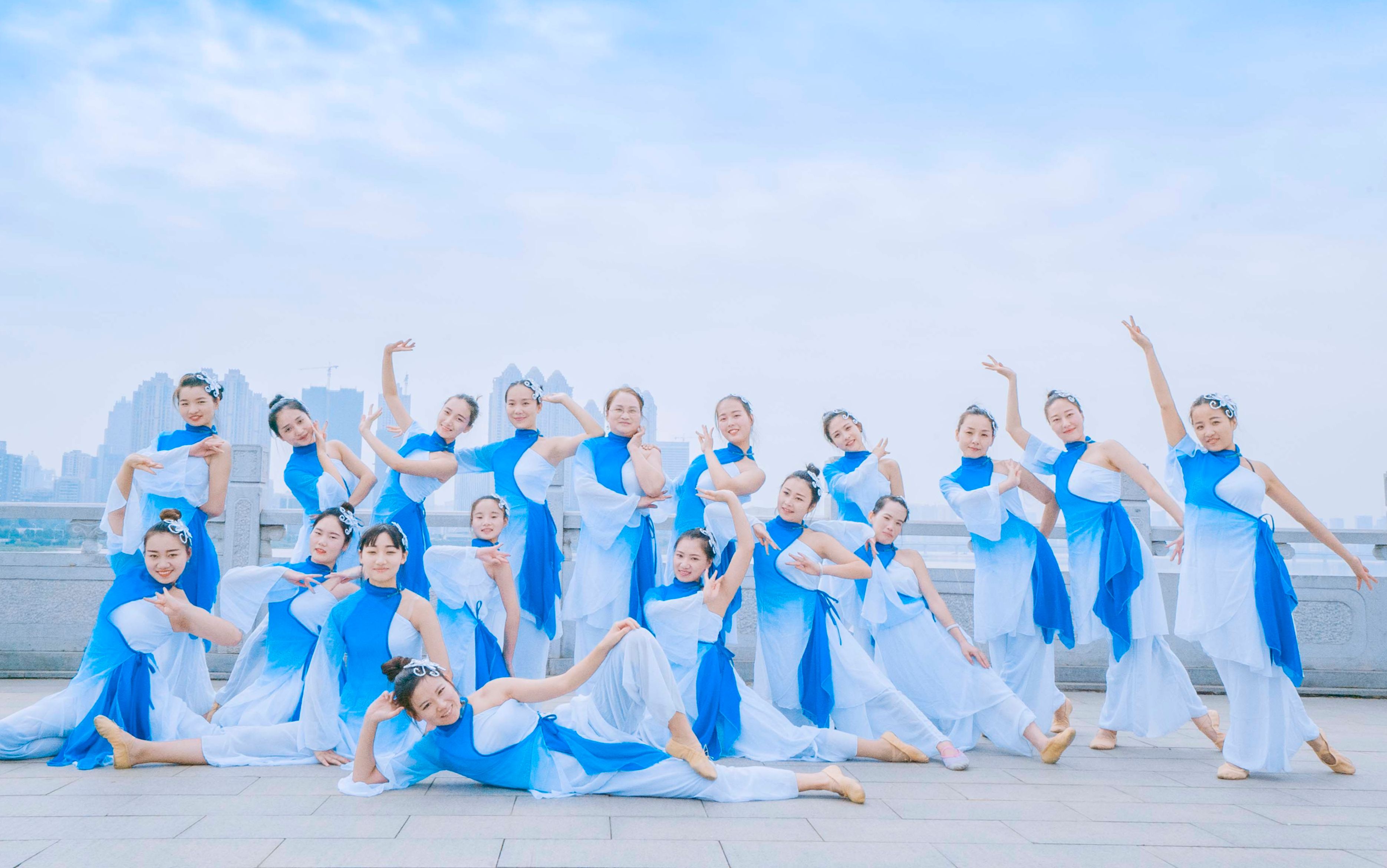 佳人撑伞起舞禅意画风十足刘珂矣的芙蓉雨原创编舞单色舞蹈