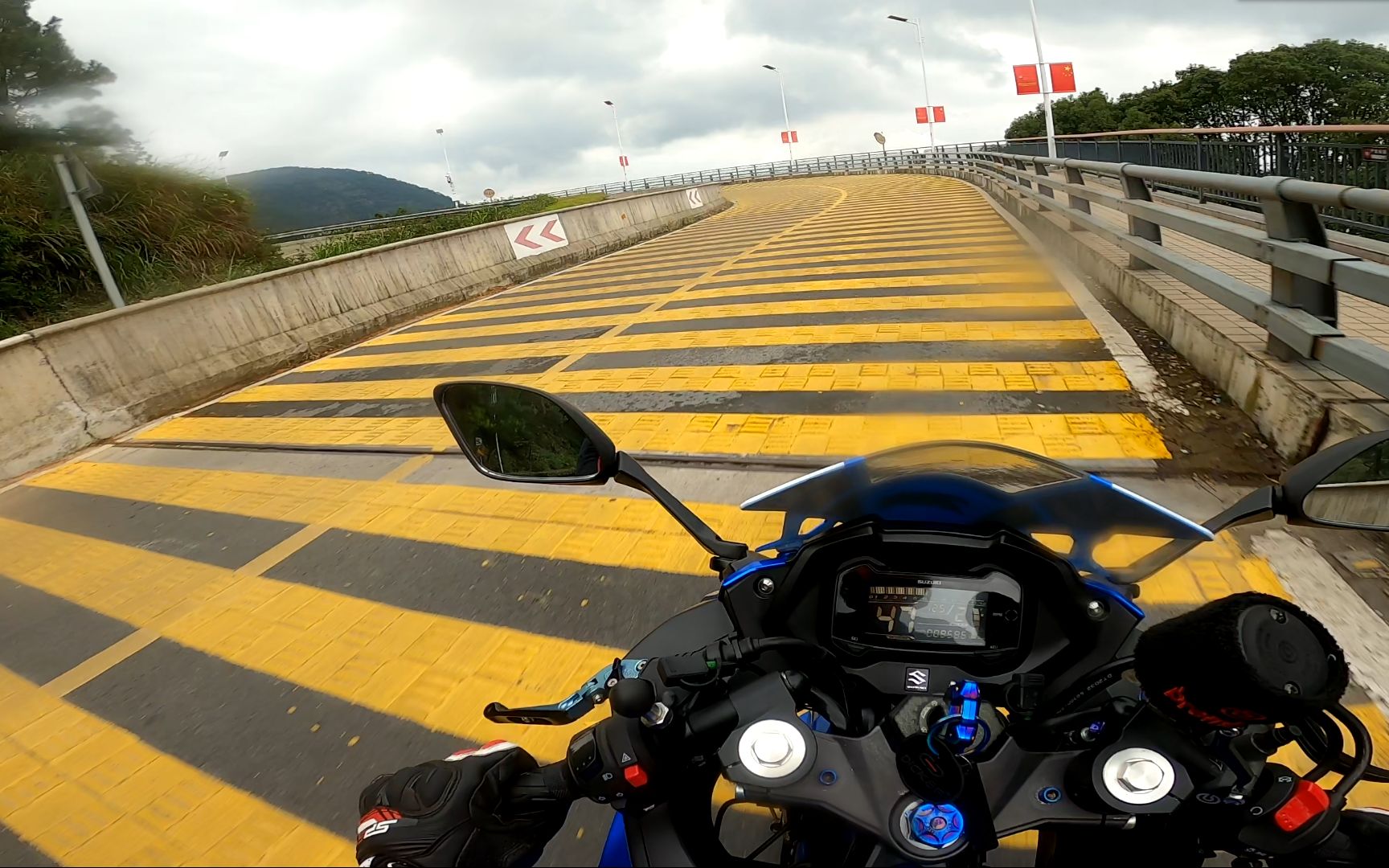 gsx250佛系上山又来跑铺满减速带的弯道了无风噪