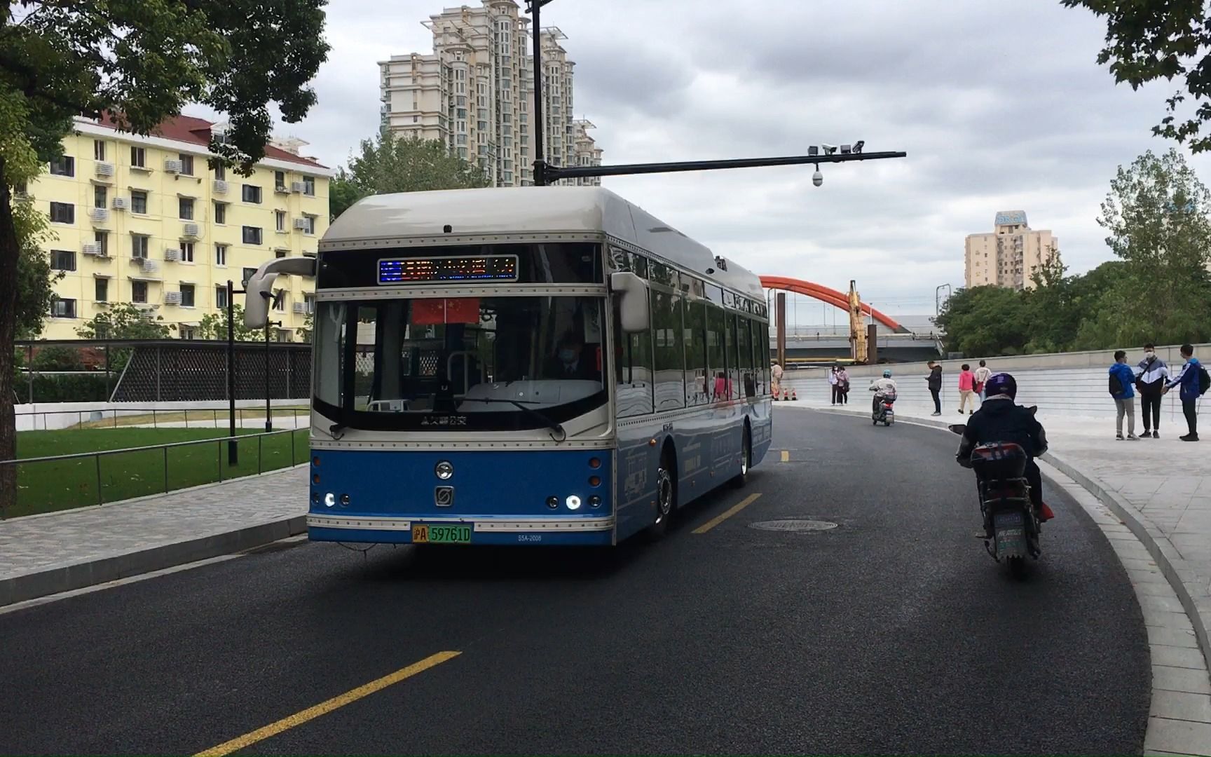 「收辫子」上海公交20路无轨电车s5a万航渡路快速通过