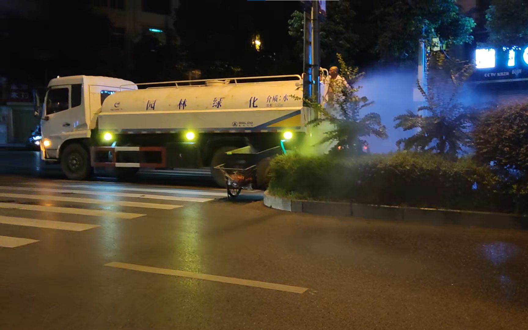 洒水车在放卓依婷的《兰花草》