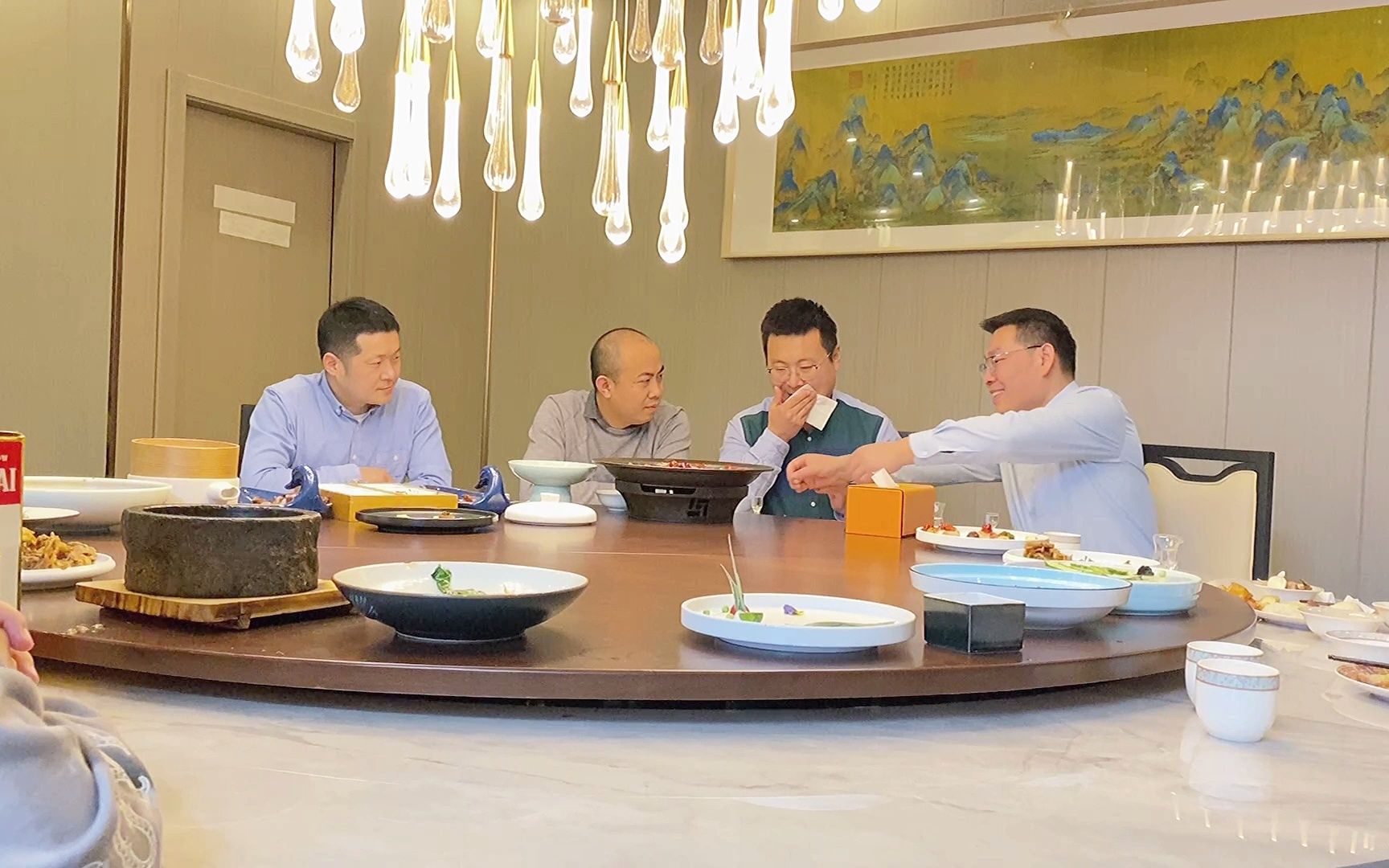 商务应酬总有意外,从容不迫的态度和随机应变的技巧,才会让你游刃有余