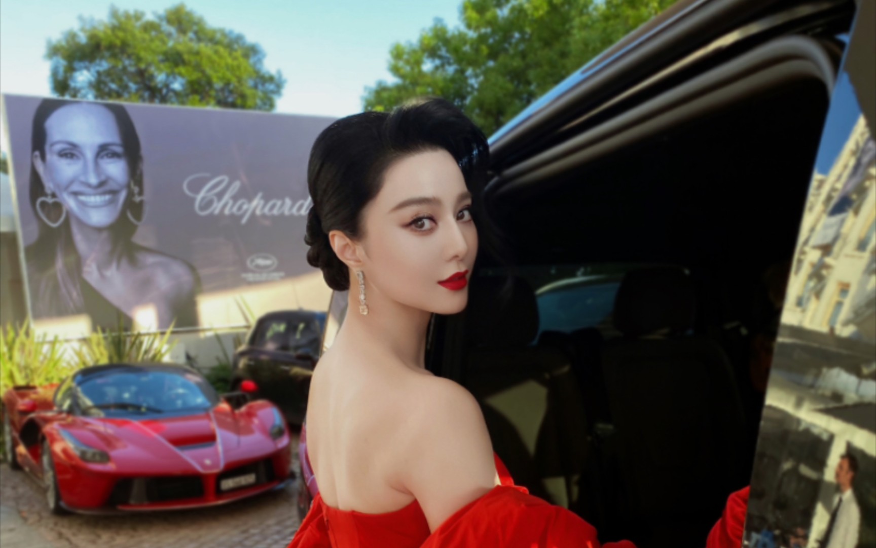 amfar慈善晚宴官方ins更新嘉宾花絮视频,范冰冰一袭红色礼服在满是