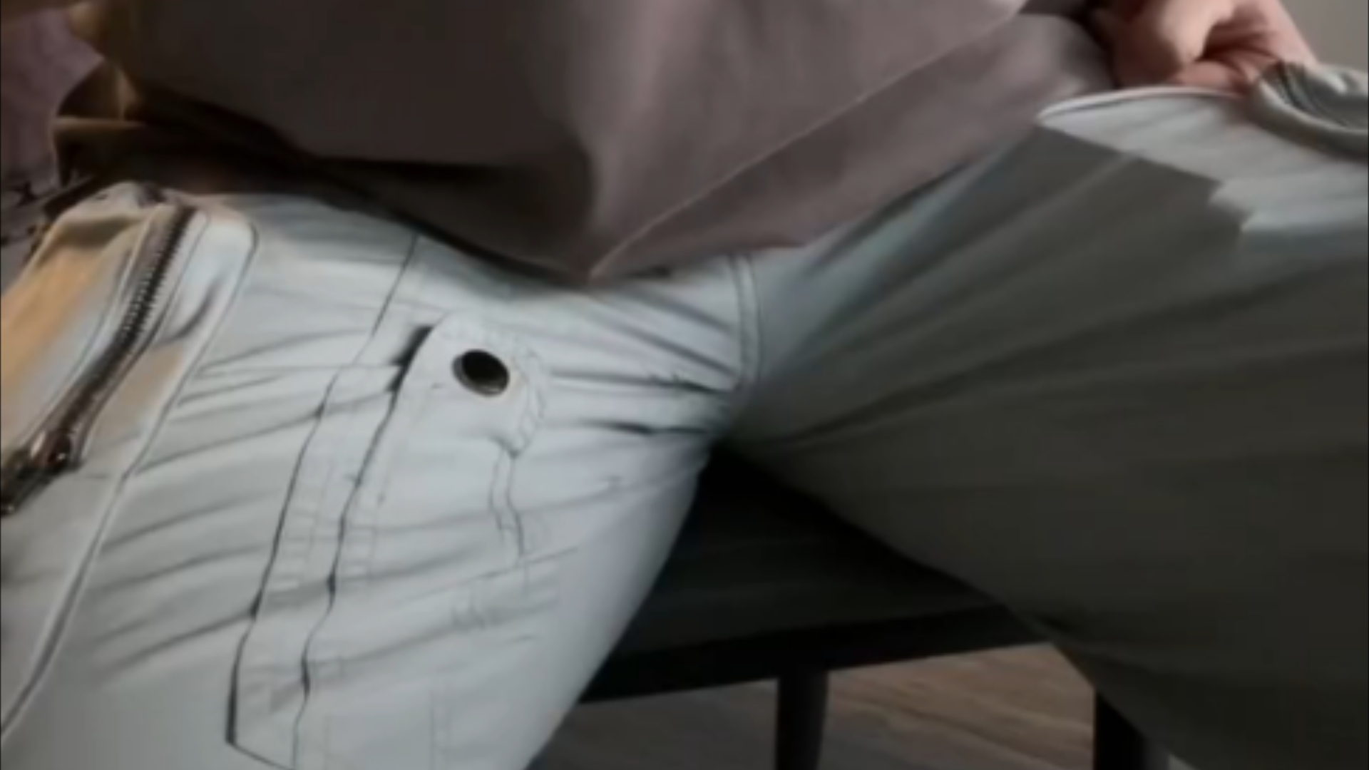 肌肉大腿撑起牛仔裤裆部褶皱参考