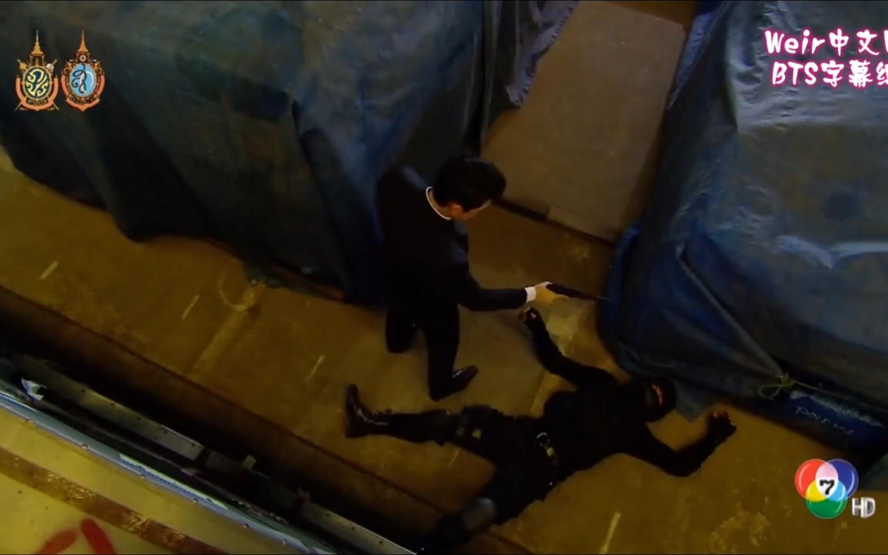 蒙面黑衣特警被长官袭击