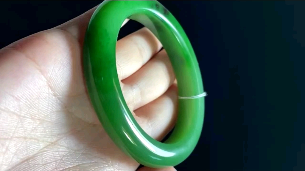 和田玉碧玉手镯贵妃镯,俄碧 七号矿 贵妃镯 颜色漂亮 料子非常细腻油