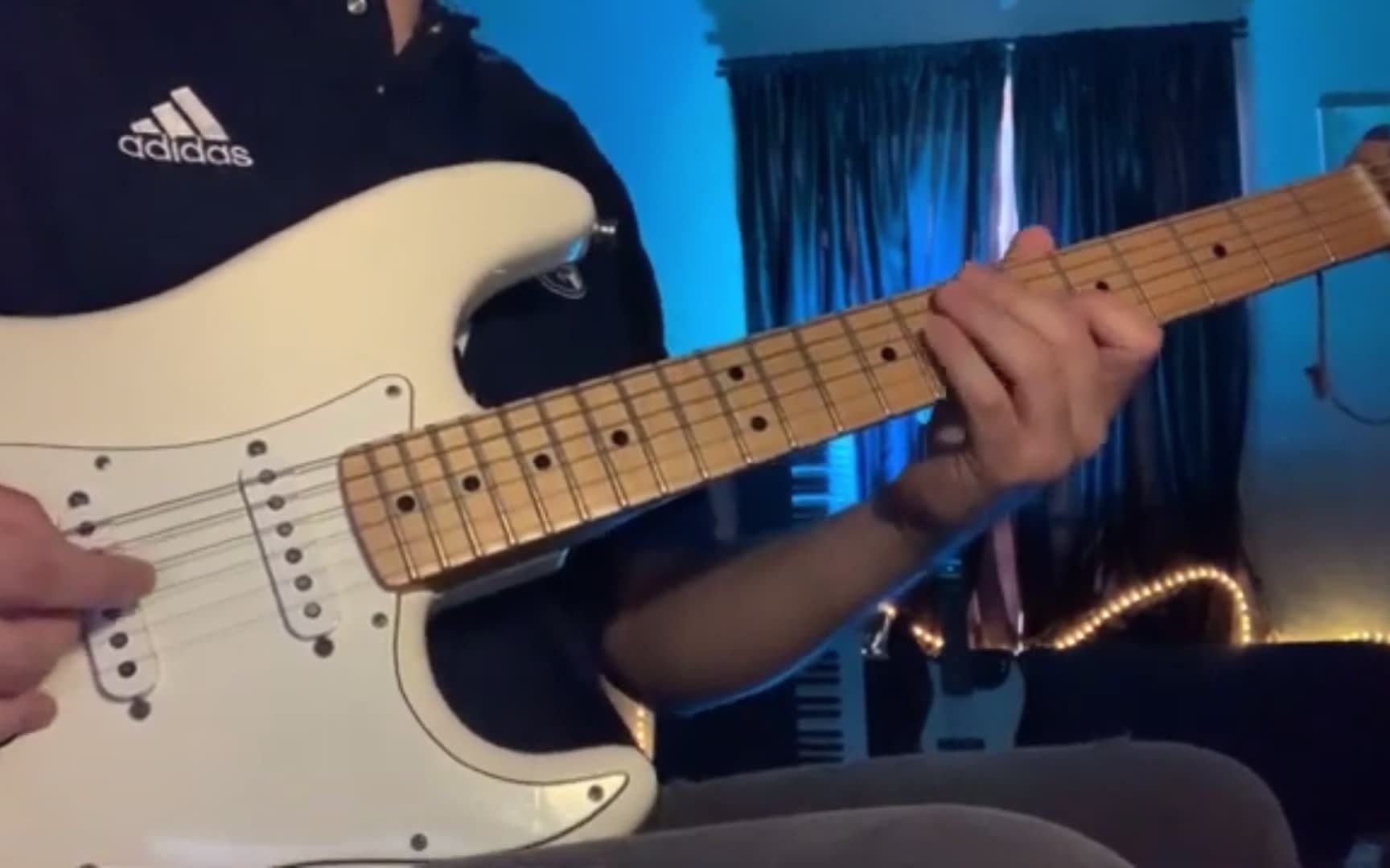 [图]Michael Seyer Ring Around the Rosie Guitar Cover