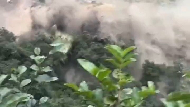 尼泊尔整座山体崩塌进河里