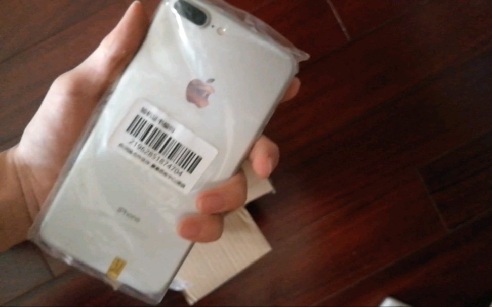 去年1288买的iPhone7Plus银色128G开箱