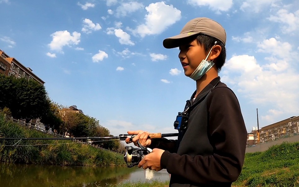 小朋友路亚技术老练,为了不影响打龟的心情,掏出一盒水雷,这样玩也很