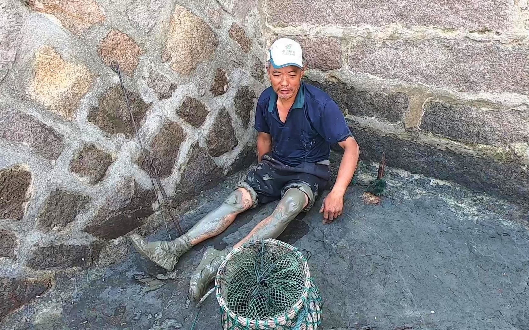 泰叔赶海发现蟹王洞挖了几米深才挖到太累了