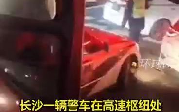 [图]警车插队被执勤交警训斥：就算是警车，你也要守规矩！