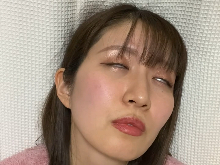 小姐姐困到打瞌睡翻白眼