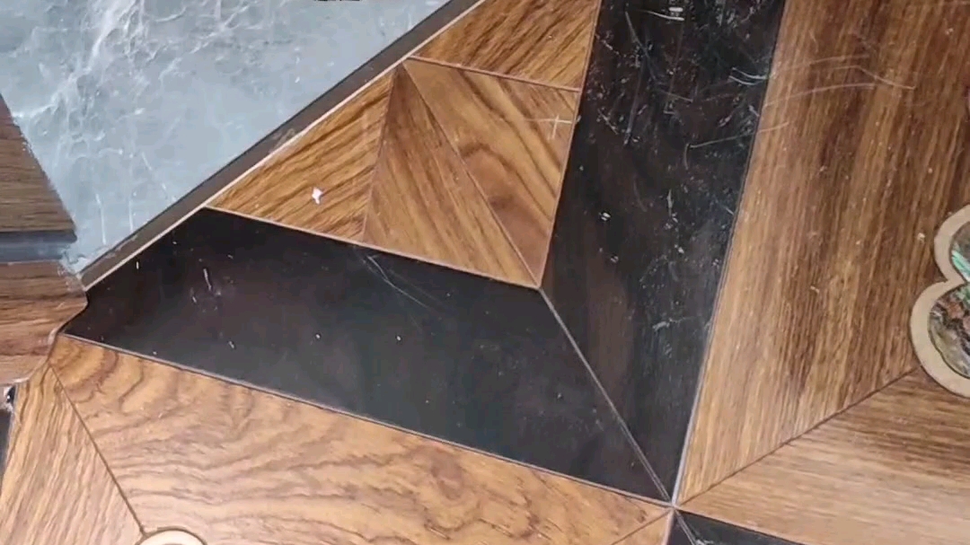 上海修复木地板磕碰划伤划痕狗咬坏蚊香烟头烫伤狗子刨坏修复保养