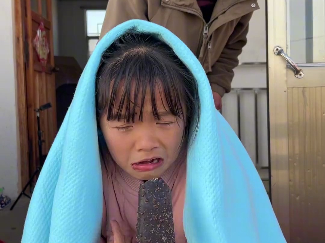 小宝贝在偷吃雪糕