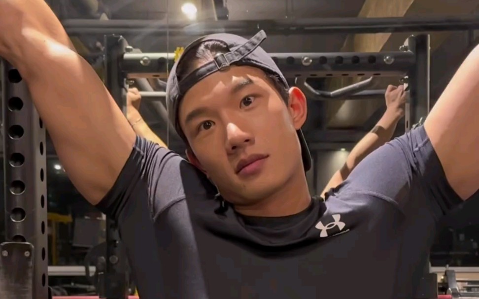 韩国健身帅哥,肌肉模特,小哥哥一身旮瘩肉这个表情不知道怕不怕踢裆啊