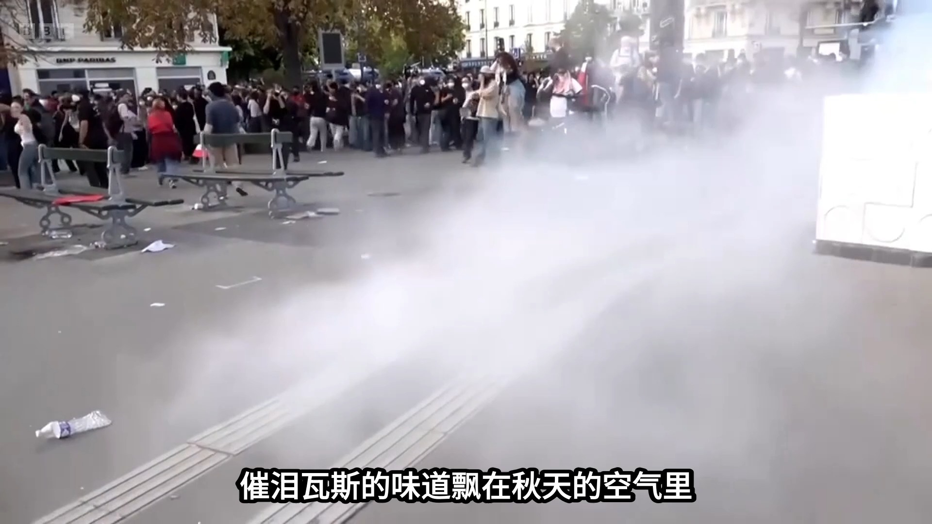 法国骚乱百年市政厅被烧毁