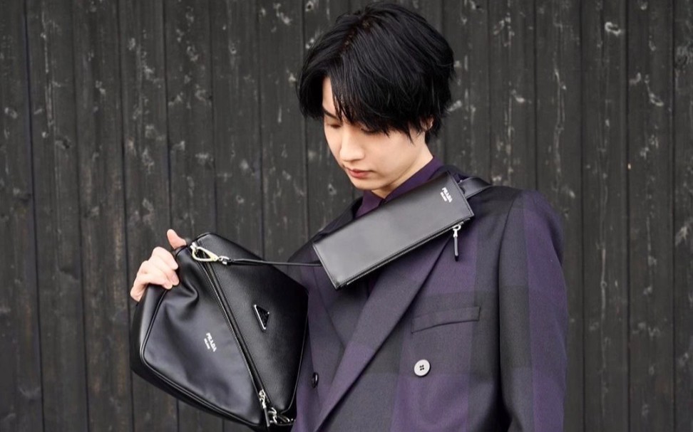 【樱田通】桜田通ins更新73紫色西服爱了爱了,配上prada的三角包