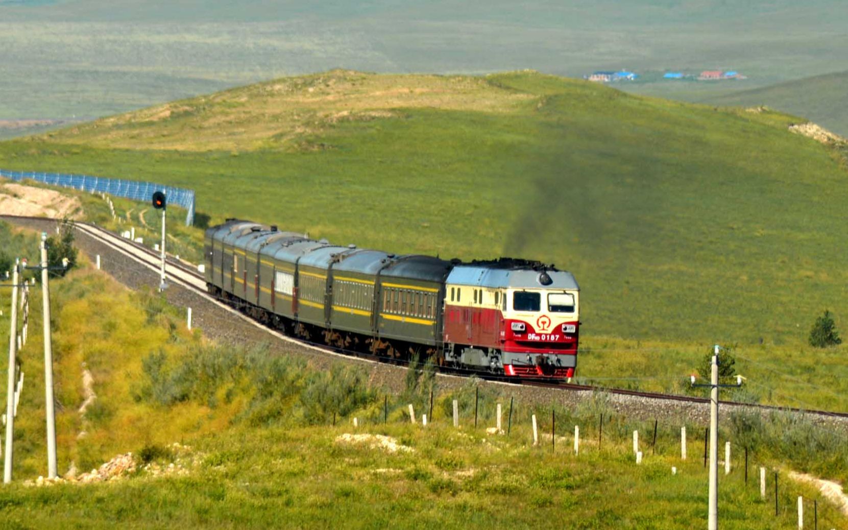 双线同时来车 锡乌客车k2011 / 霍白hxn5大列